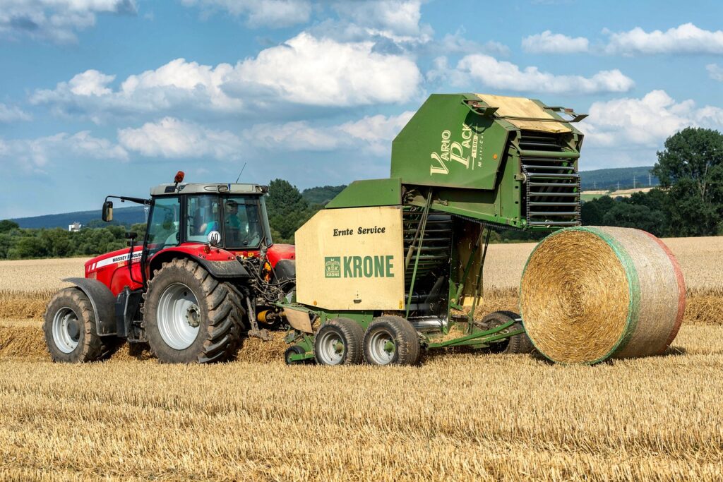 tractor, machine, straw bales-8149319.jpg